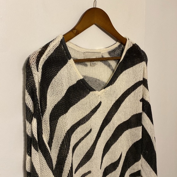 By Design Long Sleeve Zebra Print Tunic Sweater V Neck - Picture 2 of 11